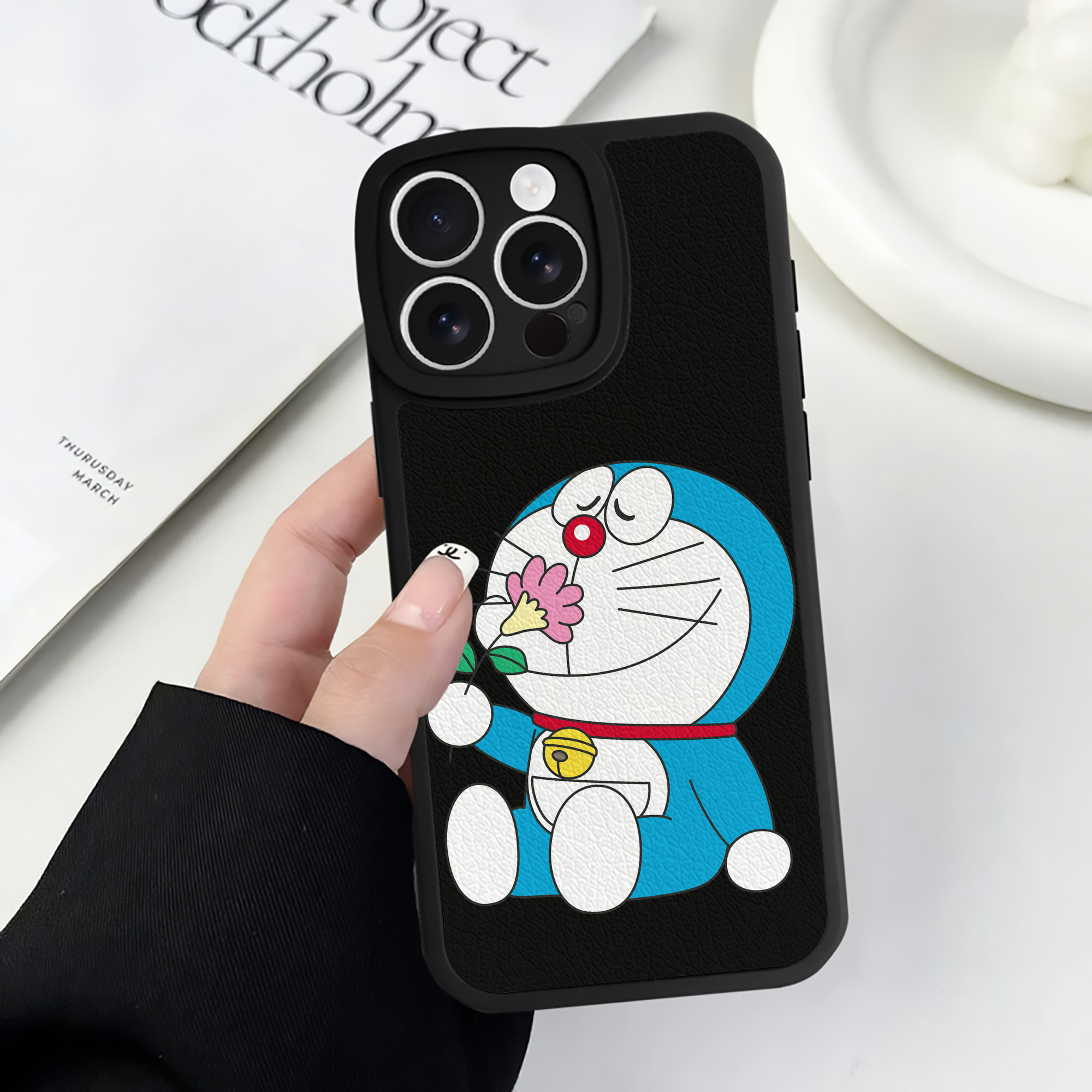 （画像用） ドラえもん Doraemon 【iPhone 16シリーズ対応】シリコンスマホケース（レザー調） 材質：シリコン